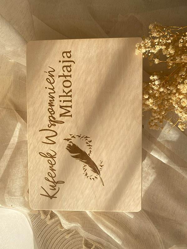 zumi-decor-Personalizowany-kuferek-wspomnień-z-piórkiem-2