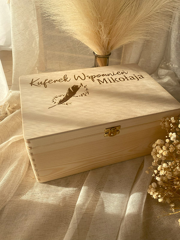 zumi-decor-Personalizowany-kuferek-wspomnień-z-piórkiem