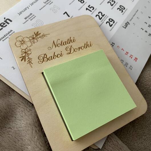 Drewniany magnes z bloczkiem – praktyczny prezent dla Babci i Dziadka