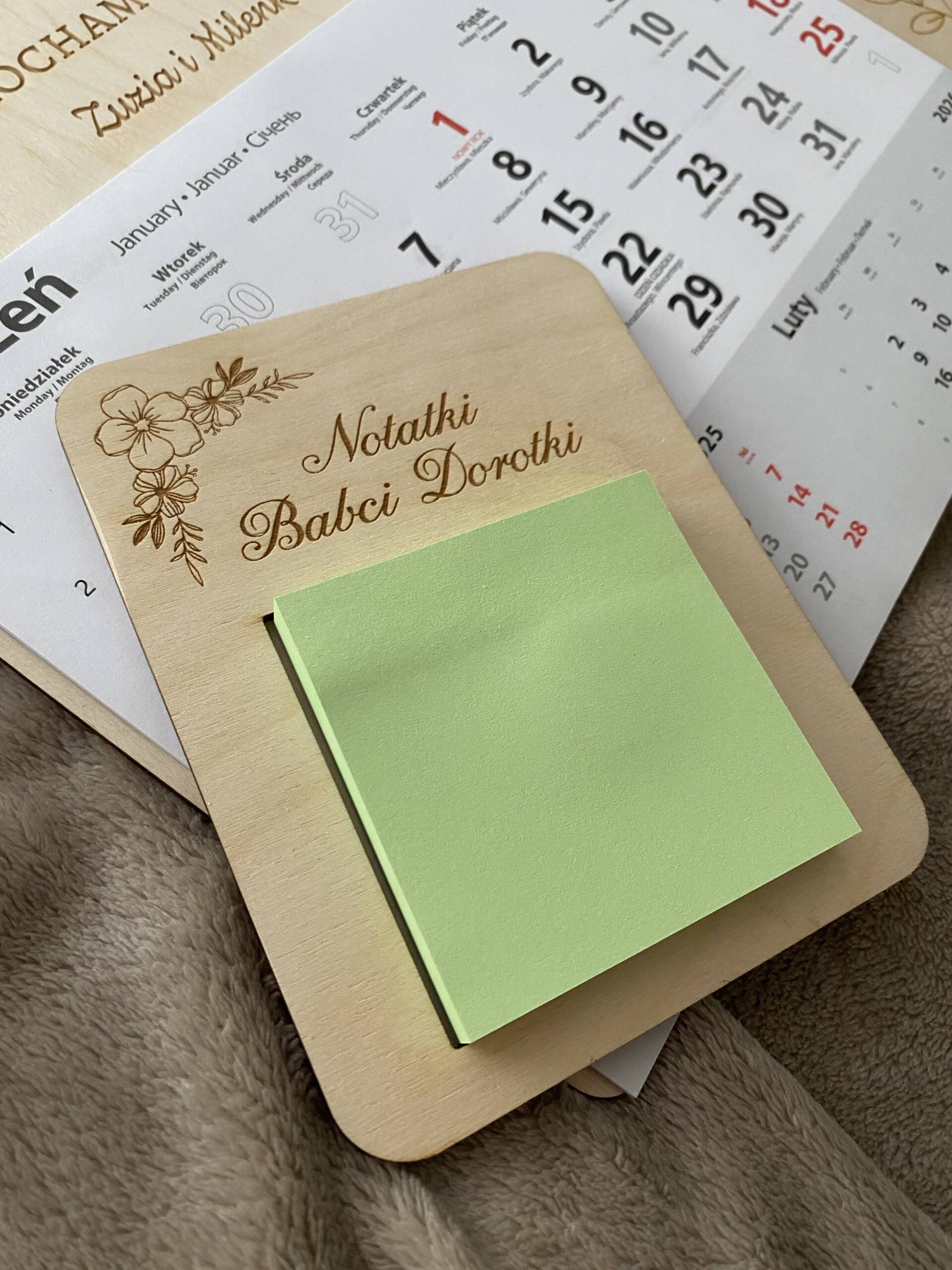 Drewniany magnes z bloczkiem – praktyczny prezent dla Babci i Dziadka