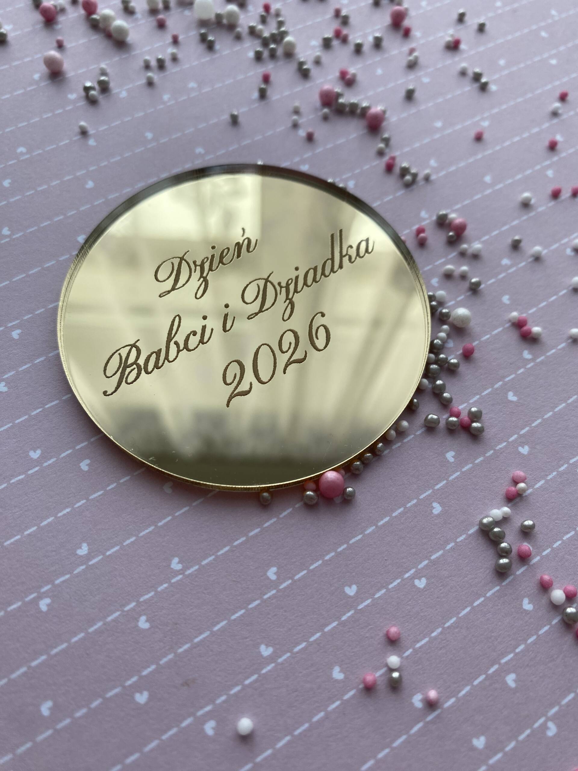 Dekor na tort na Dzień Babci i Dziadka – złota pleksi lustrzana 6 cm - obrazek 4