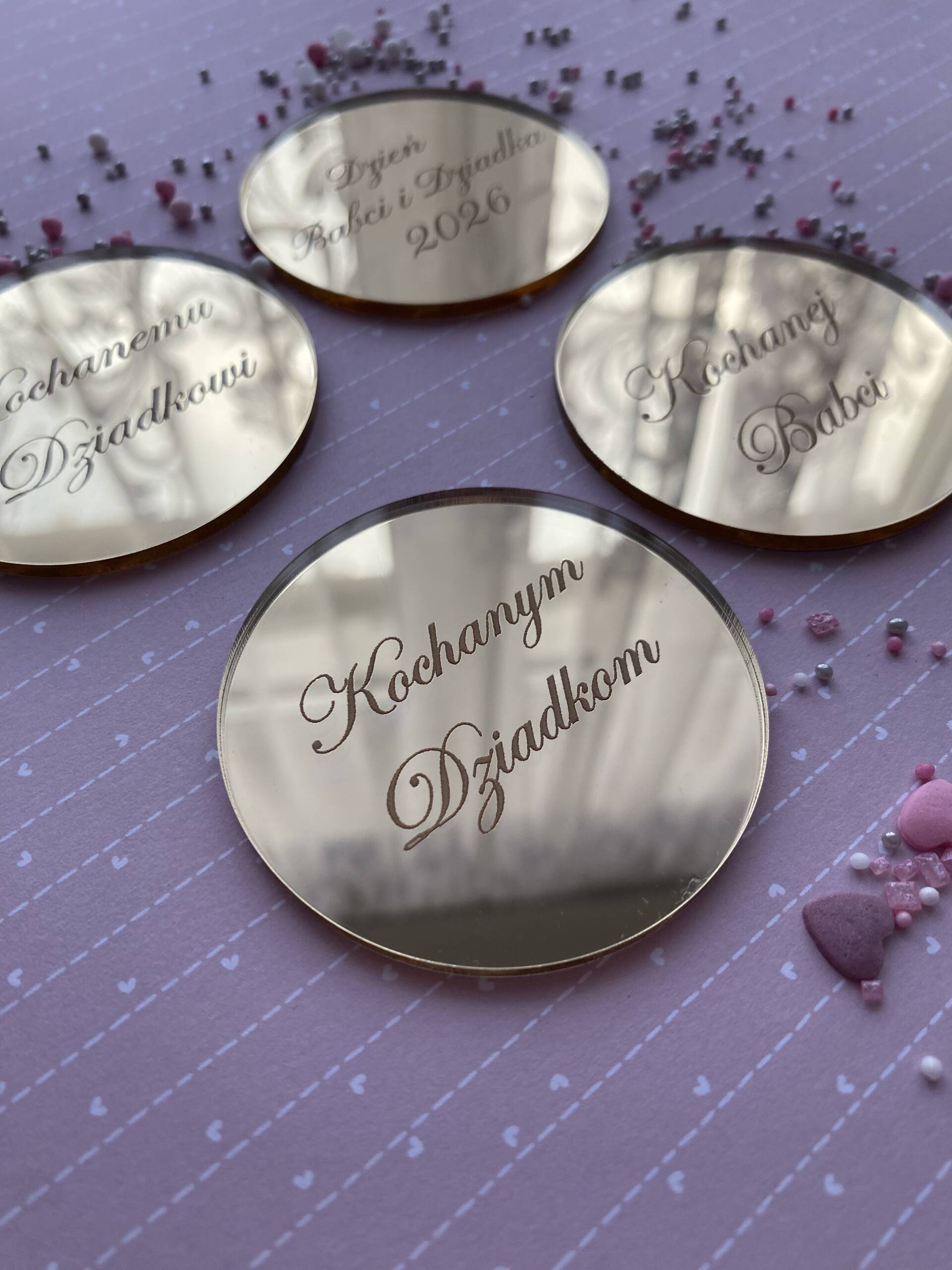 Dekor na tort na Dzień Babci i Dziadka – złota pleksi lustrzana 6 cm